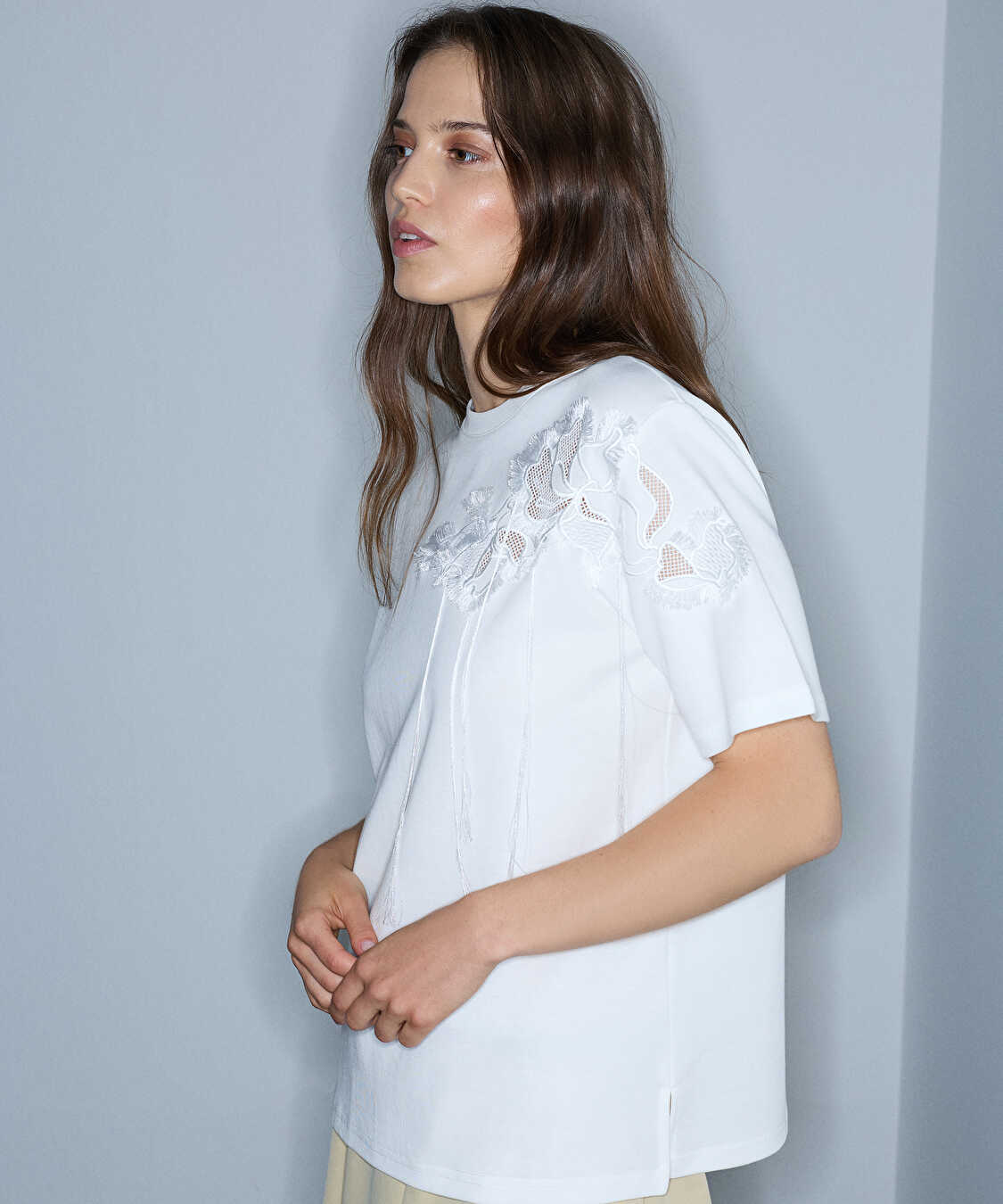 Floral nakışlı püsküllü tişört - IW6260070147002 - Beyaz Tişört