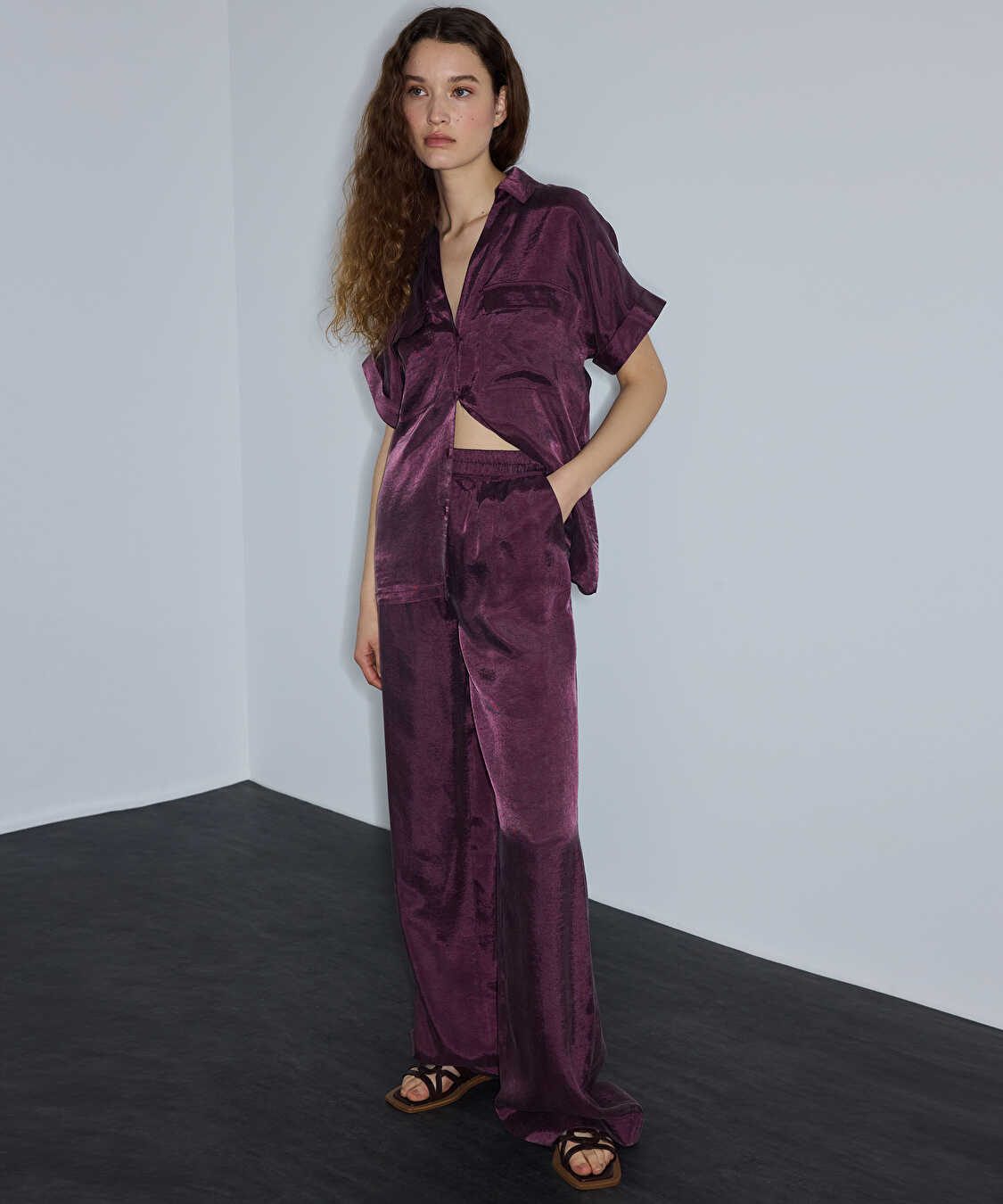 Parlak dokulu wide leg pantolon - IS1260003245008 - Mürdüm Pantolon