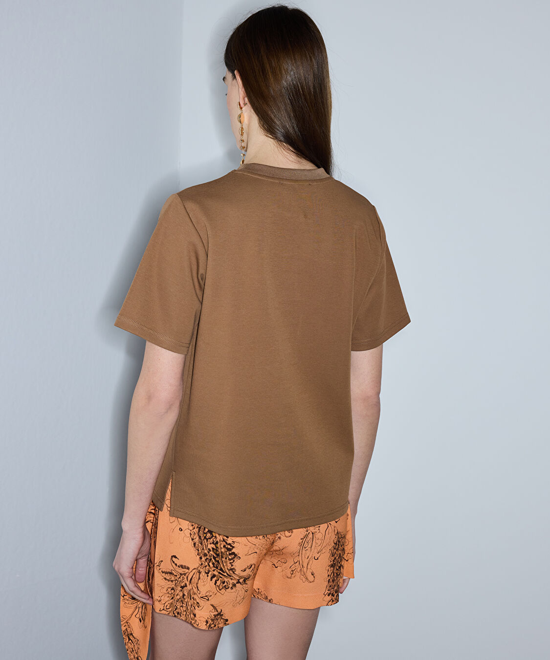 Nakış aplikeli püsküllü tişört - IS1260070113053 - Tütün Tişört