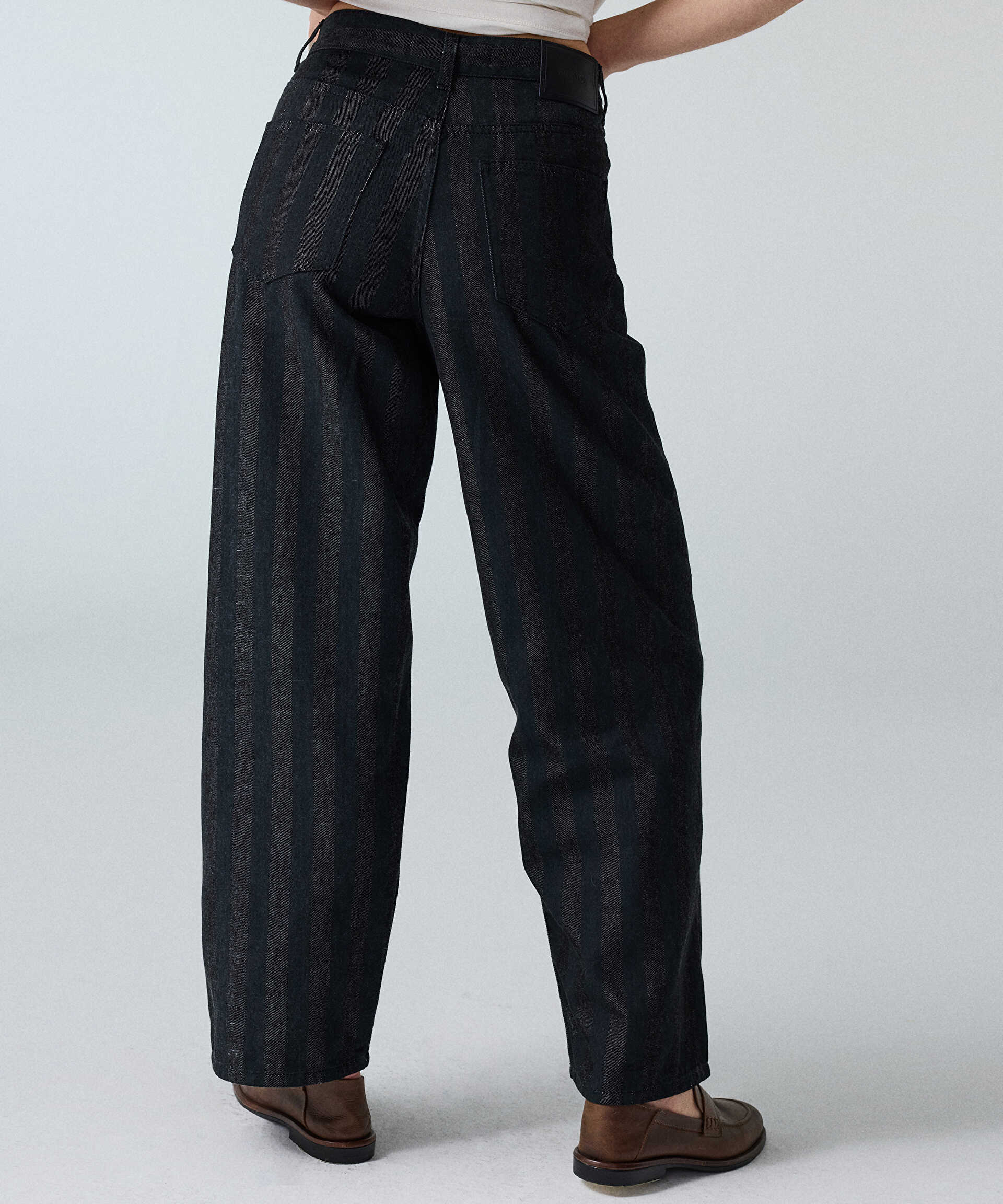 İpekyol Siyah Çizgi desen barrel fit jean pantolon görsel 4