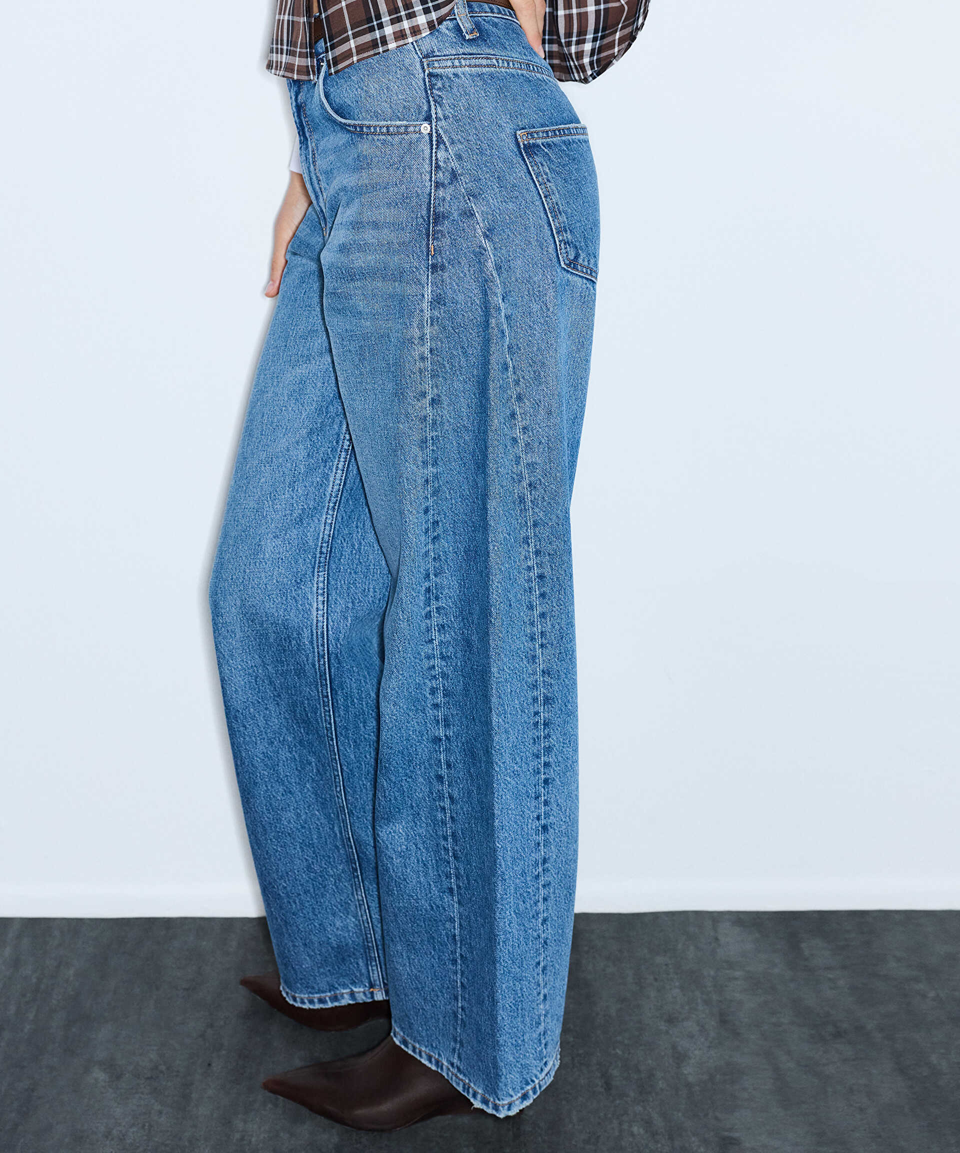 İpekyol Mavi Kemerli barrel fit jean pantolon görsel 4