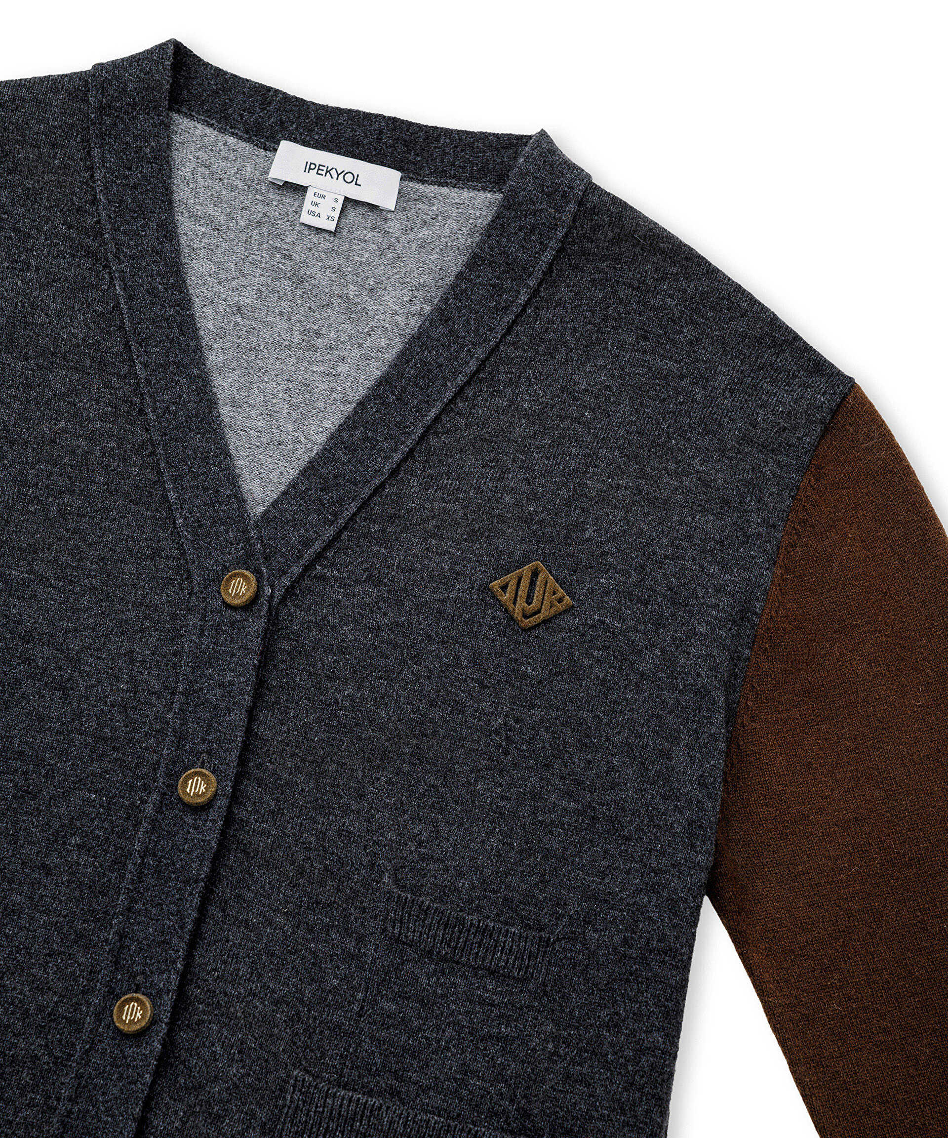 İpekyol Antrasit Monogram broşlu colorblock hırka görsel 7