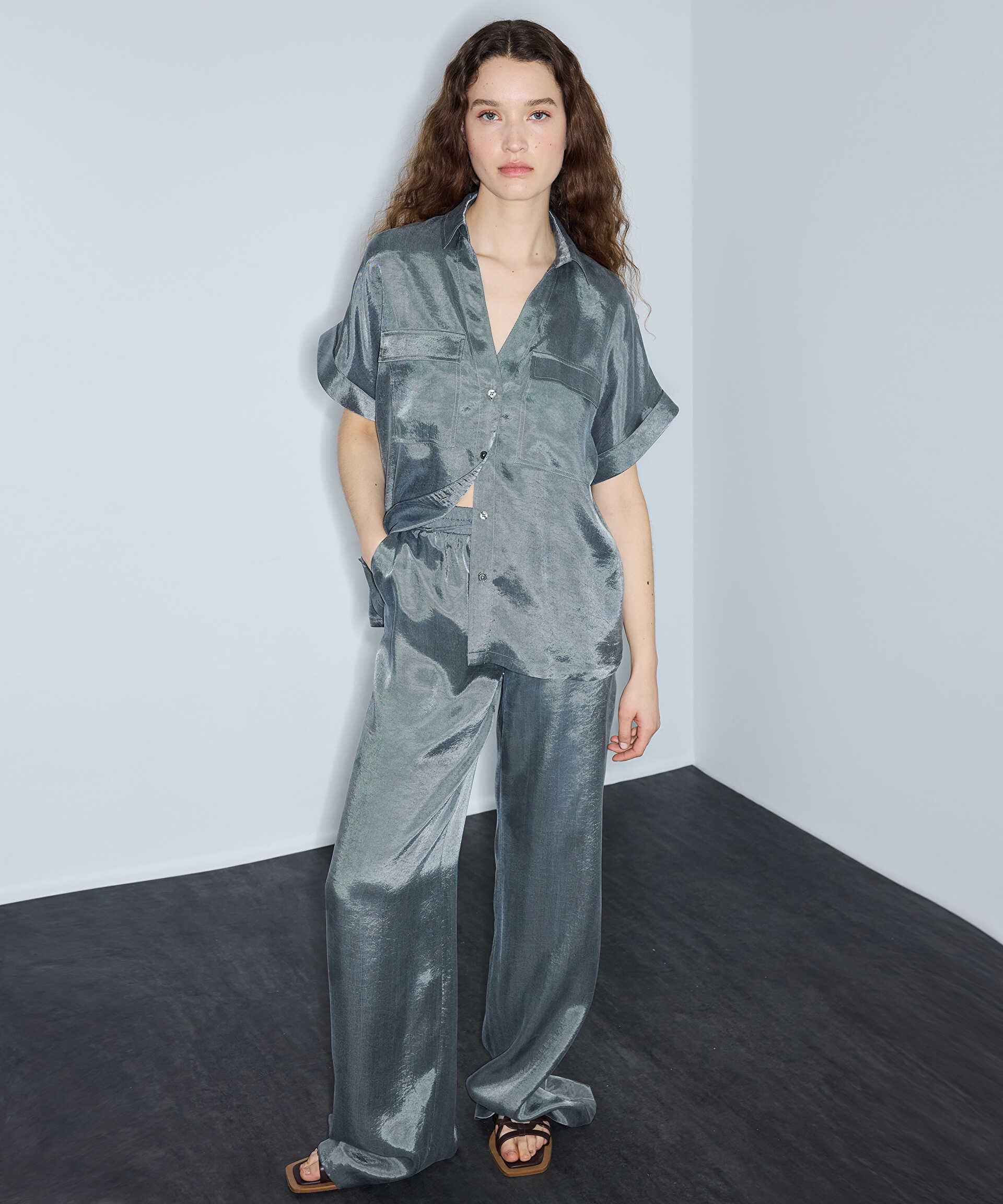İpekyol Gri Parlak dokulu wide leg pantolon