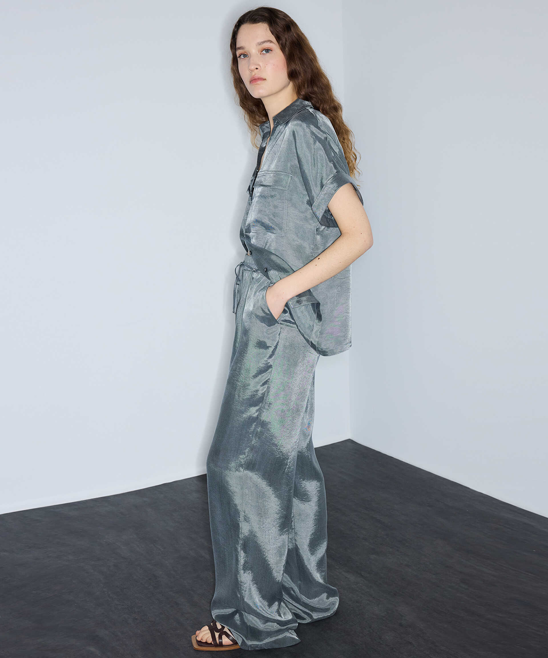 İpekyol Gri Parlak dokulu wide leg pantolon görsel 2