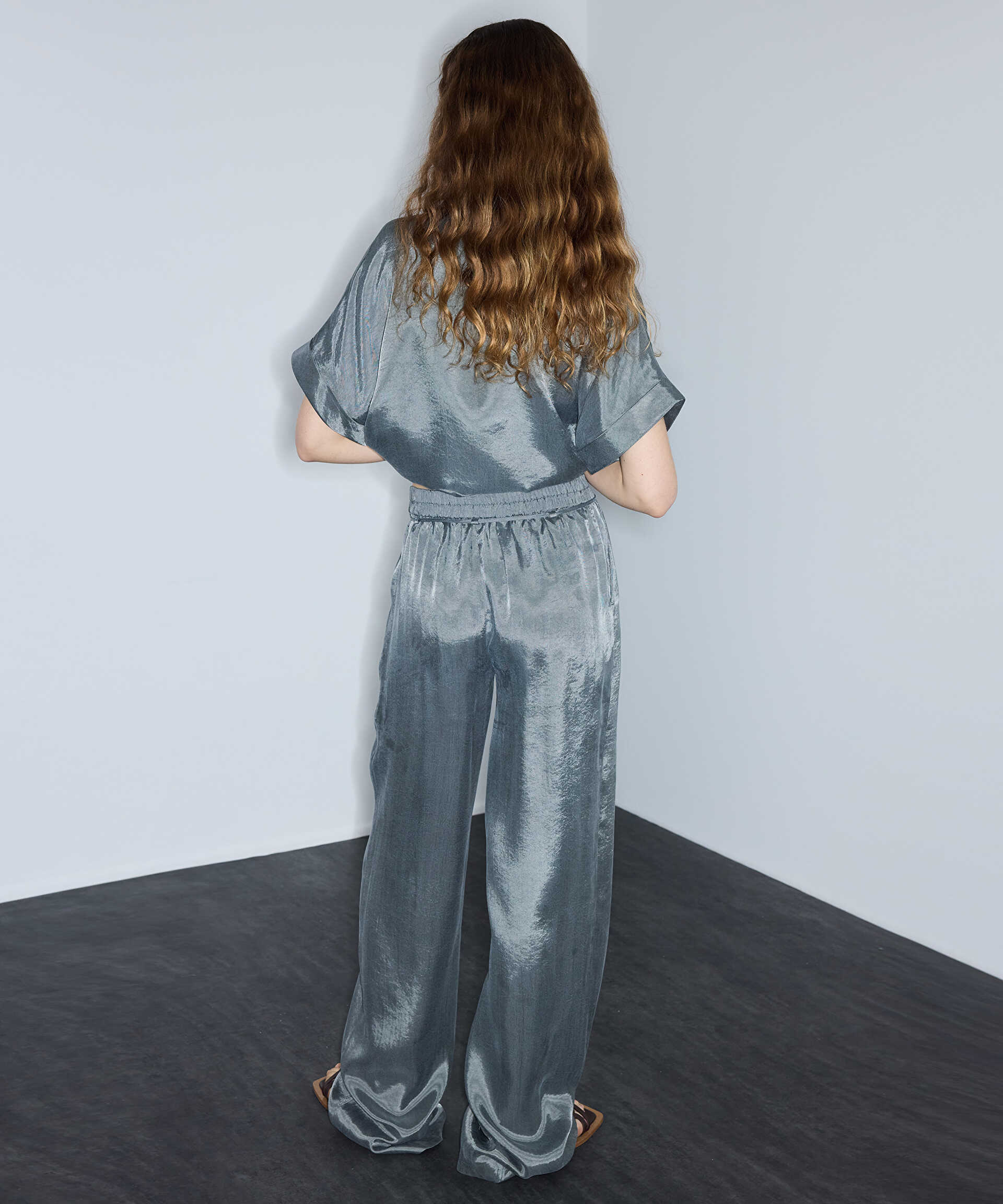 İpekyol Gri Parlak dokulu wide leg pantolon görsel 4