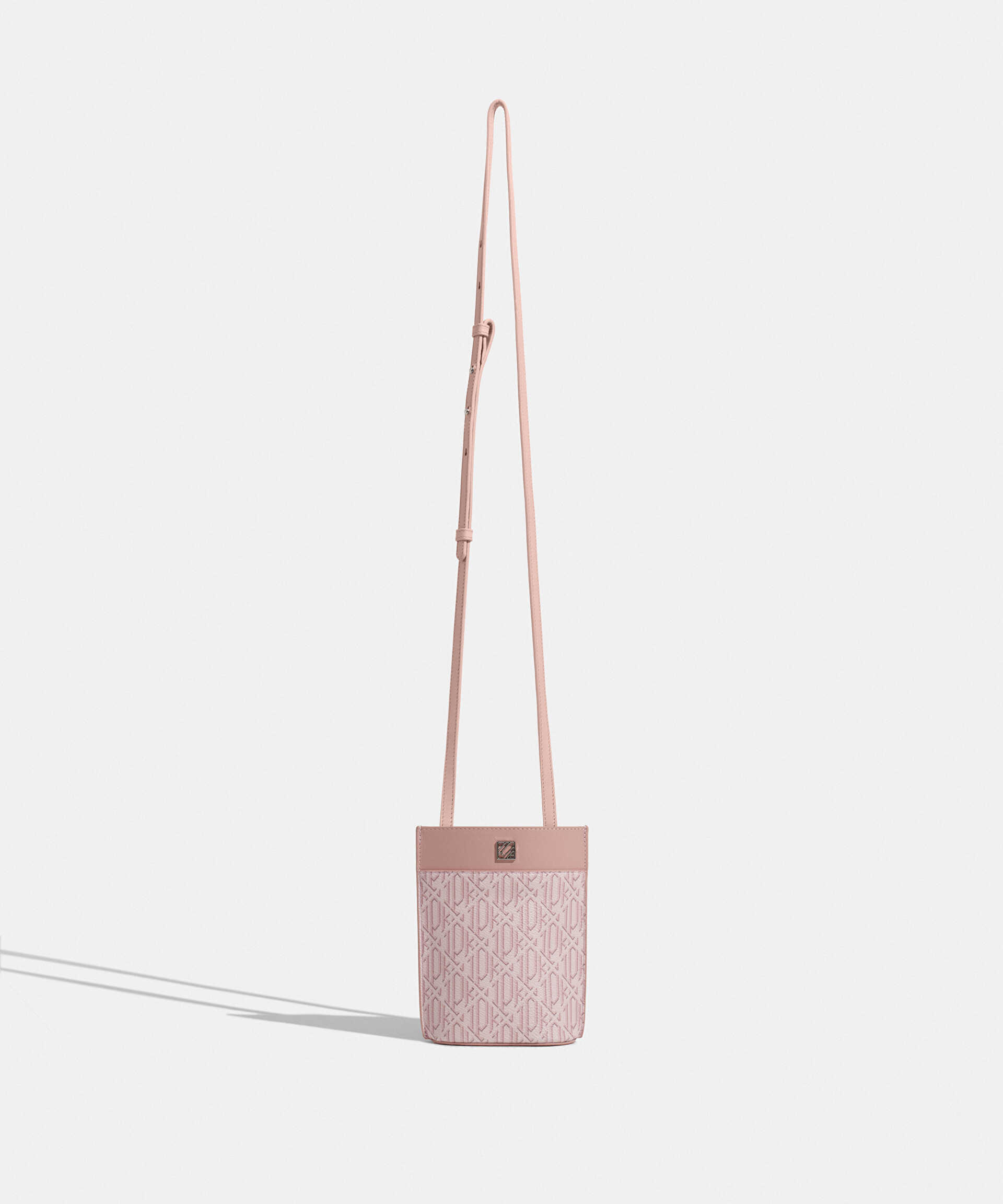 İpekyol Pembe Monogram baskılı telefon çantası