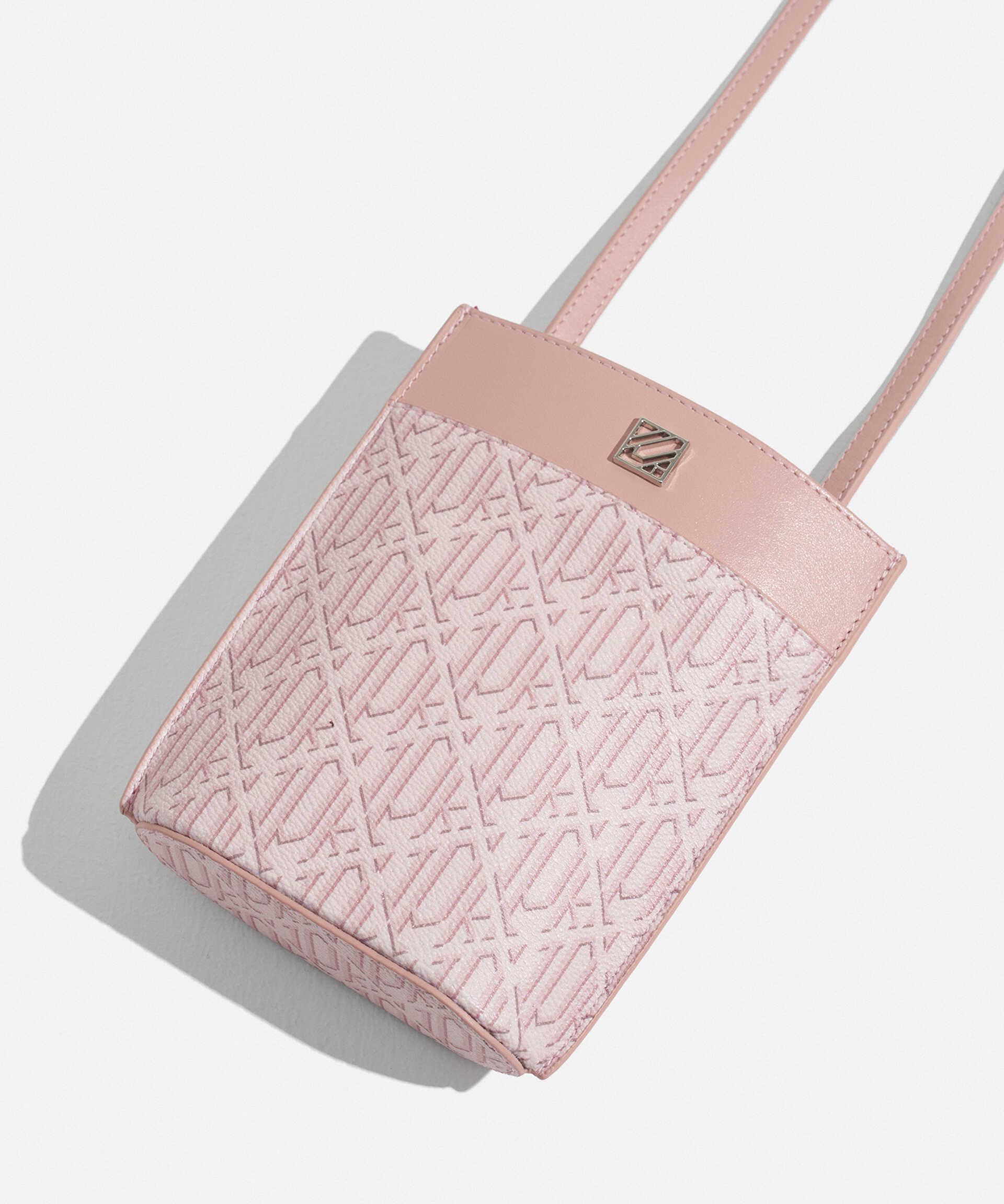 İpekyol Pembe Monogram baskılı telefon çantası görsel 4