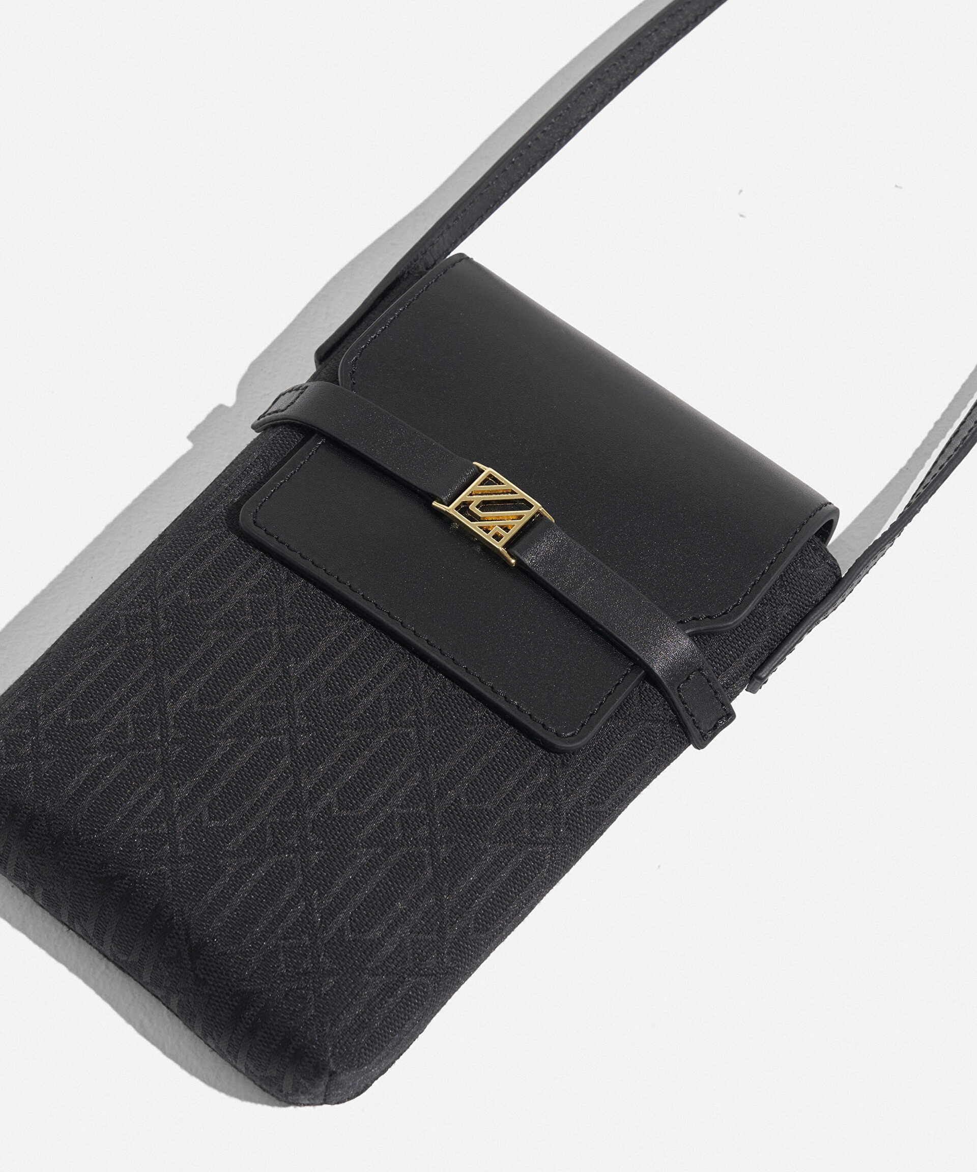 İpekyol Siyah Deri kapaklı monogram telefon çantası görsel 4