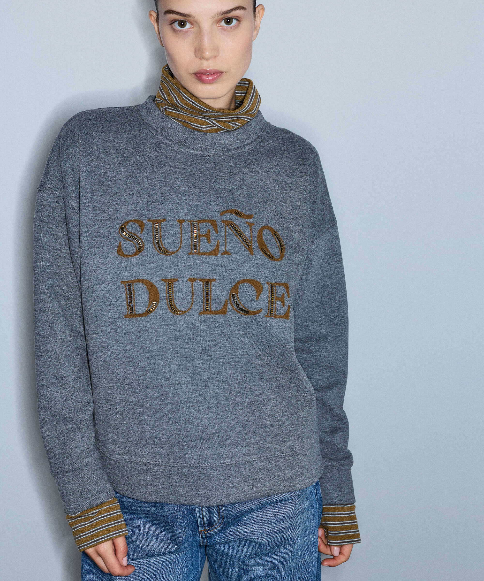 Çift parça görünüm işlemeli sweatshirt - IW6260091121126 - Gri Sweatshırt