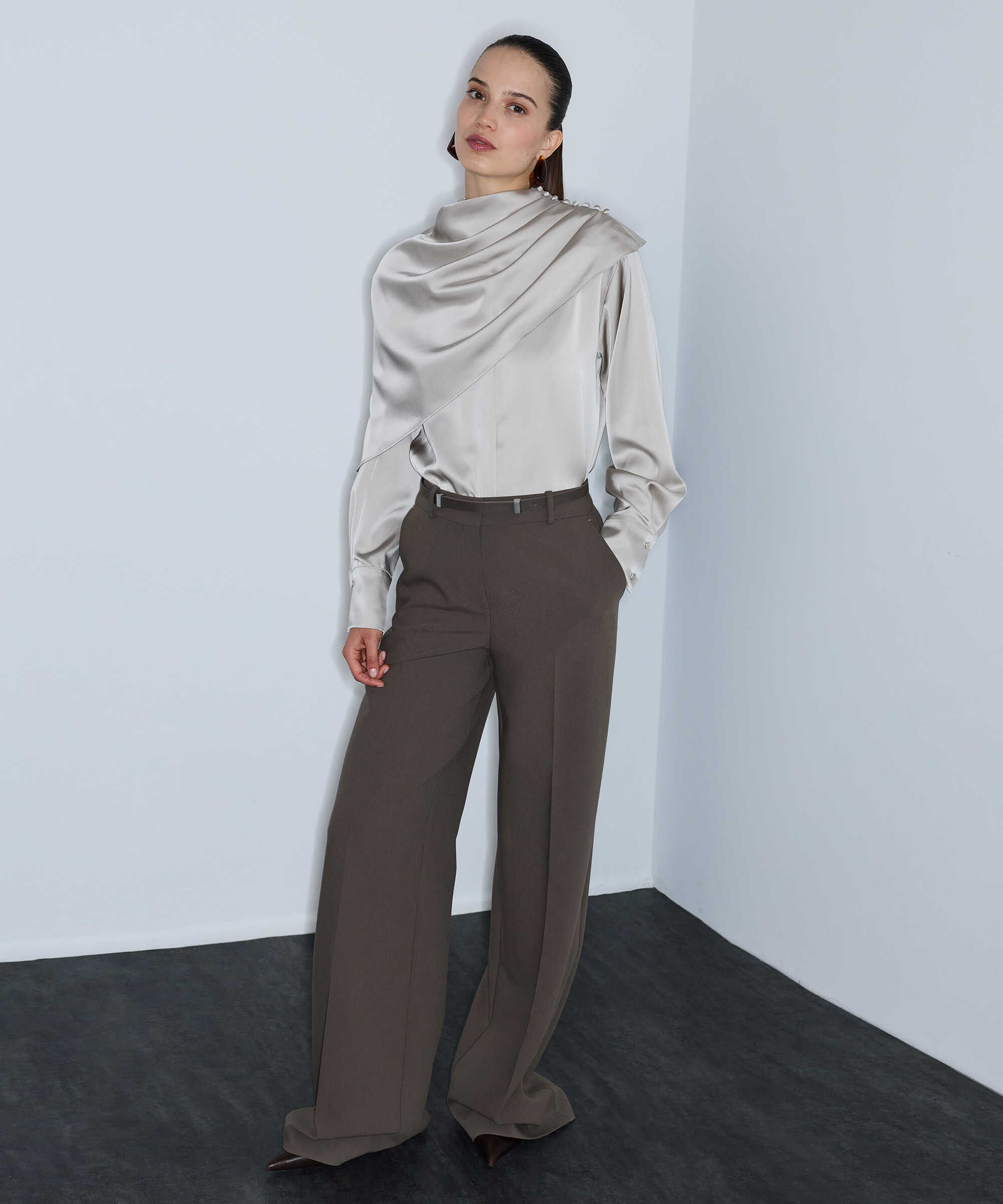 Parlak yüzeyli pelerinli bluz - IW6260006101030 - Taş undefined