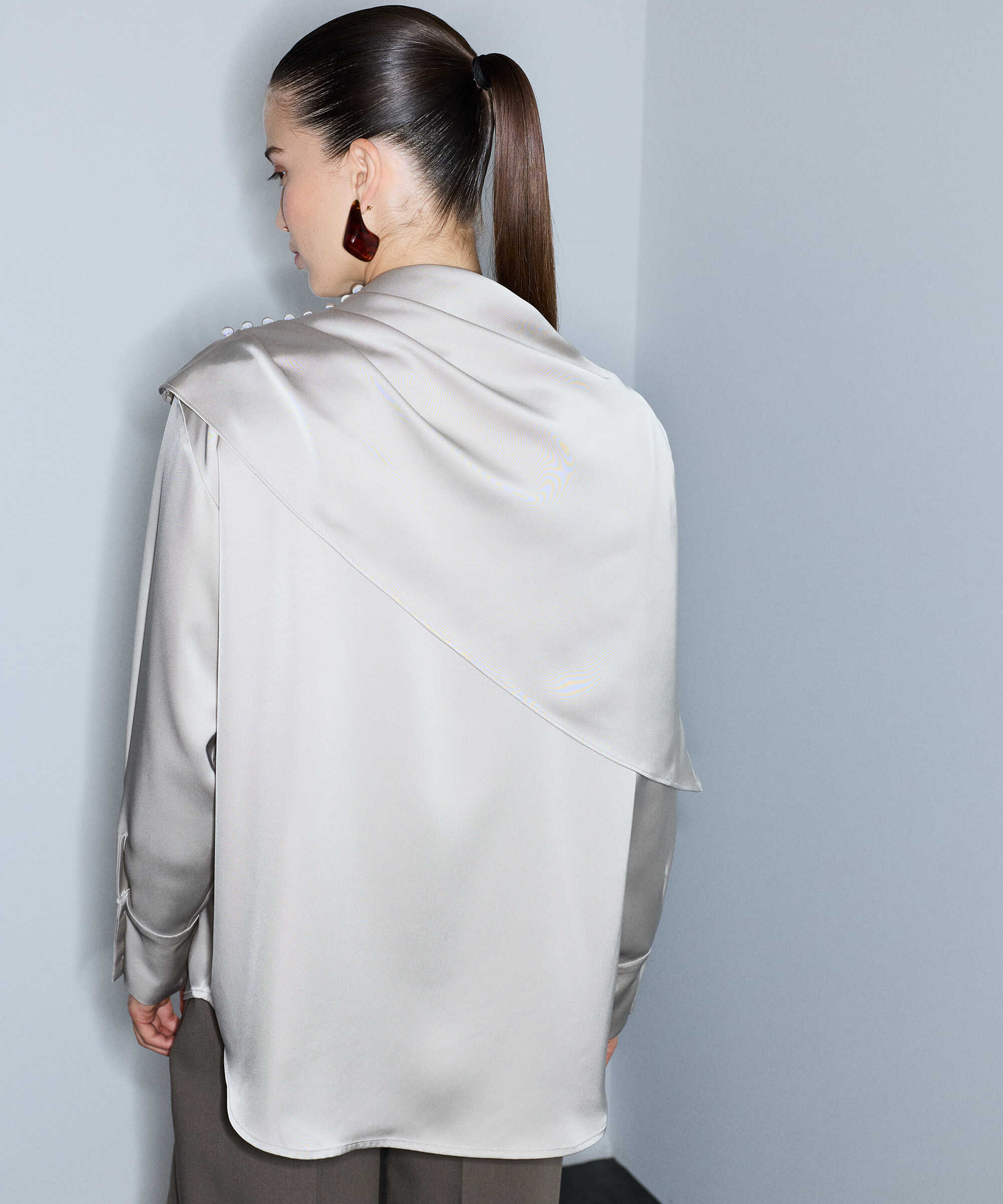 Parlak yüzeyli pelerinli bluz - IW6260006101030 - Taş undefined
