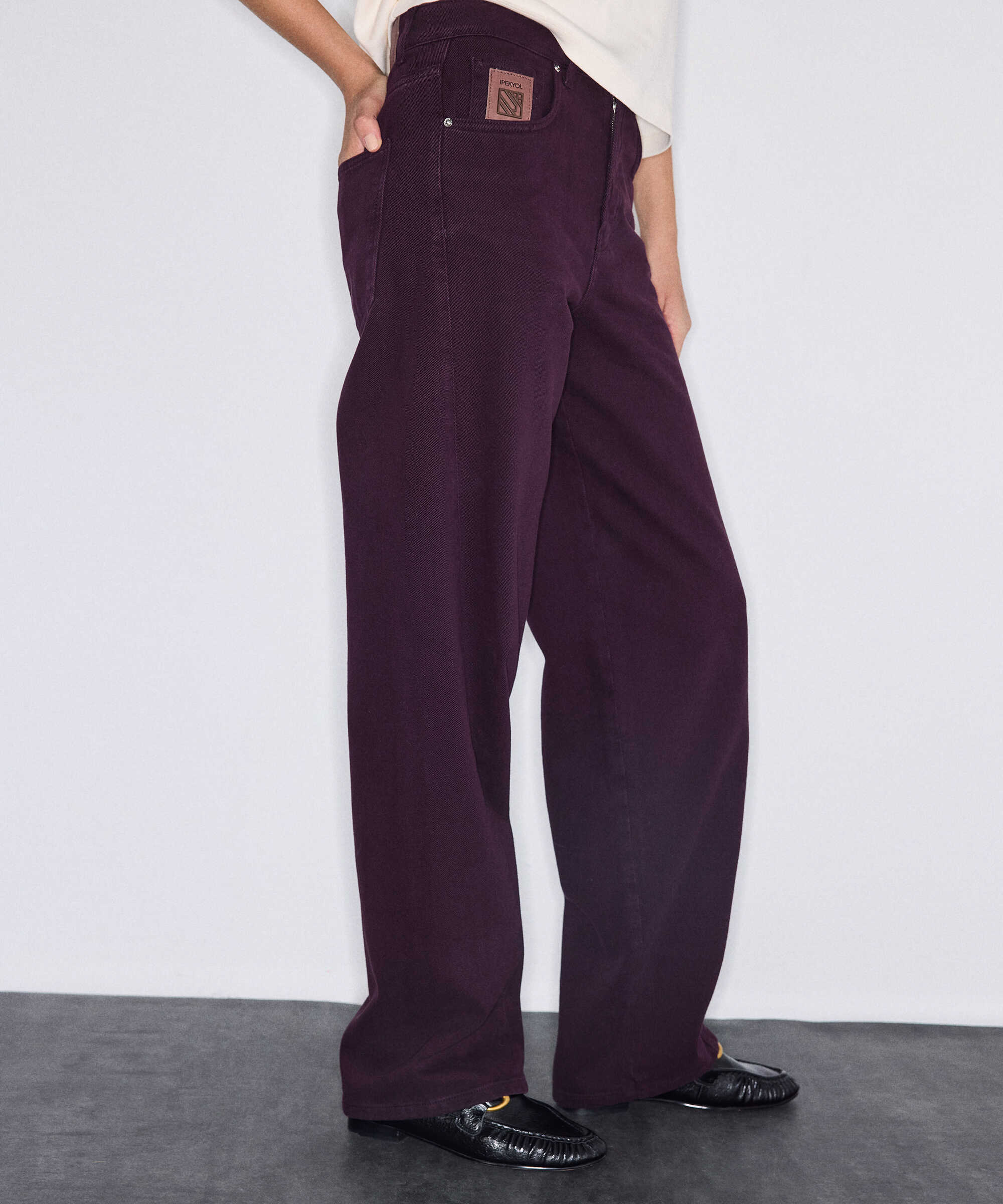 Monogram aksesuarlı barrel fit jean pantolon - IW6260018052008 - Mürdüm Jean Pantolon