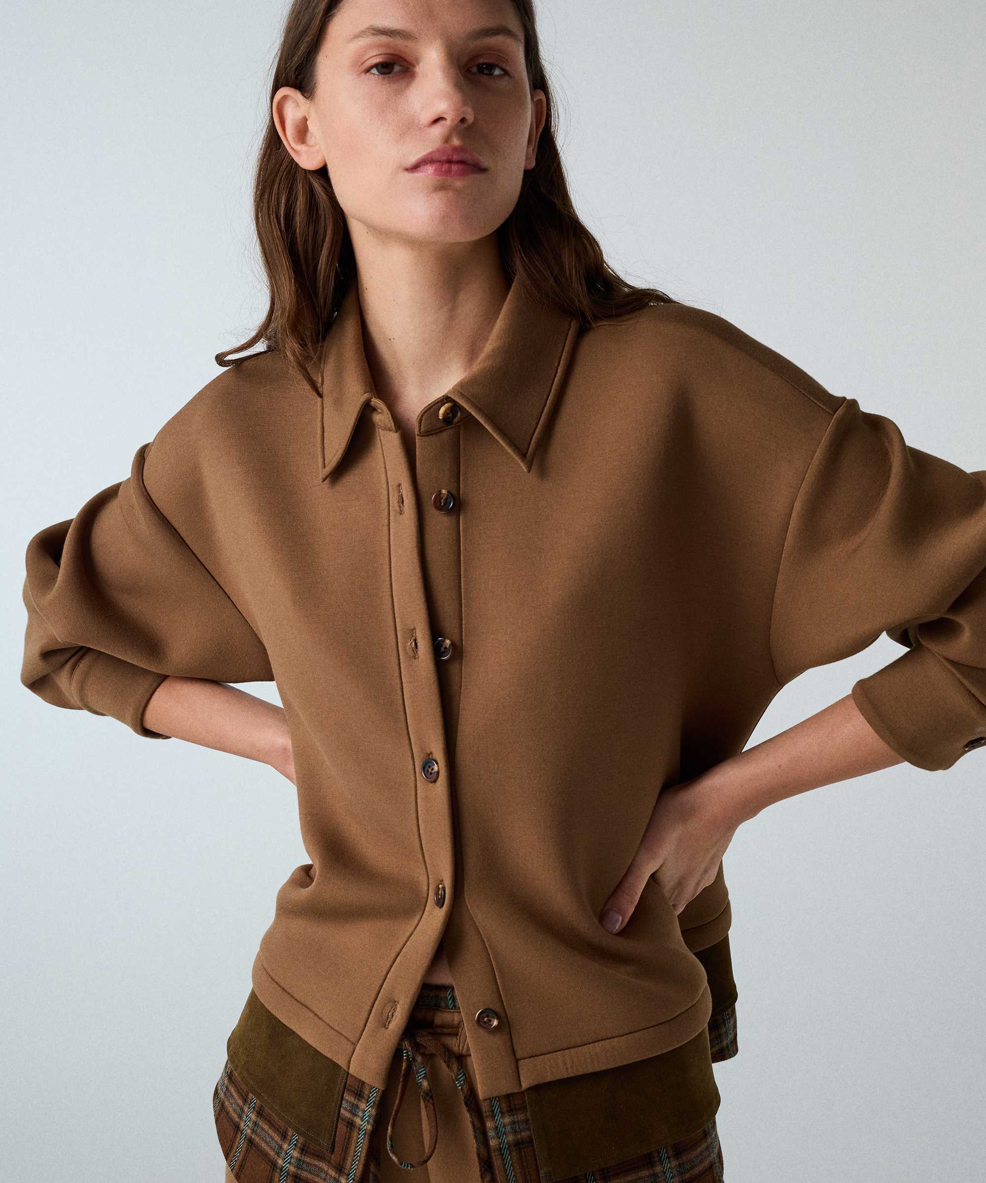 Kontrast katmanlı oversize gömlek - IW6260025144027 - Kamel GOMLEK