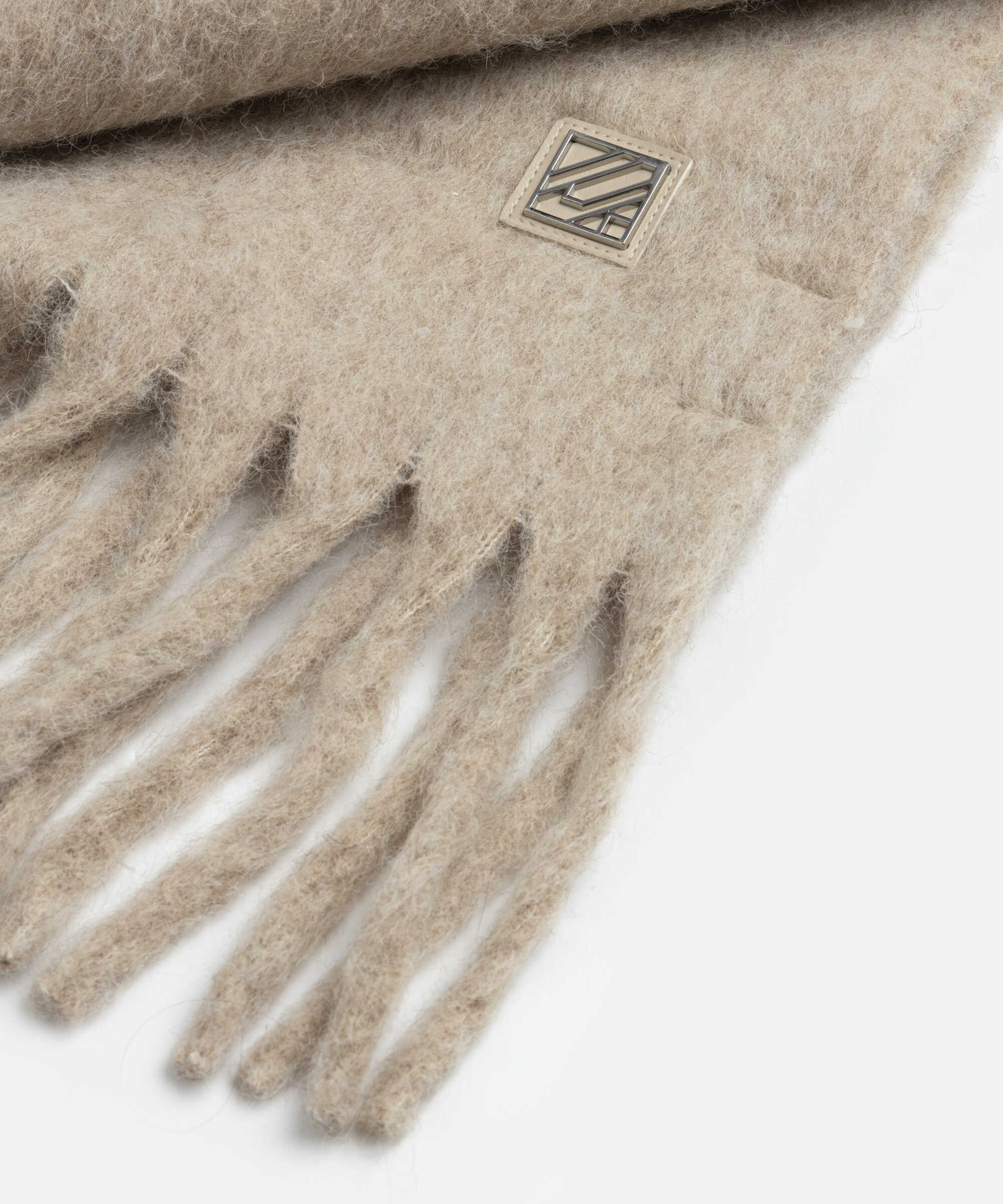 Metal monogram tokalı püsküllü atkı - IW6260067030014 - Vizon Atkı
