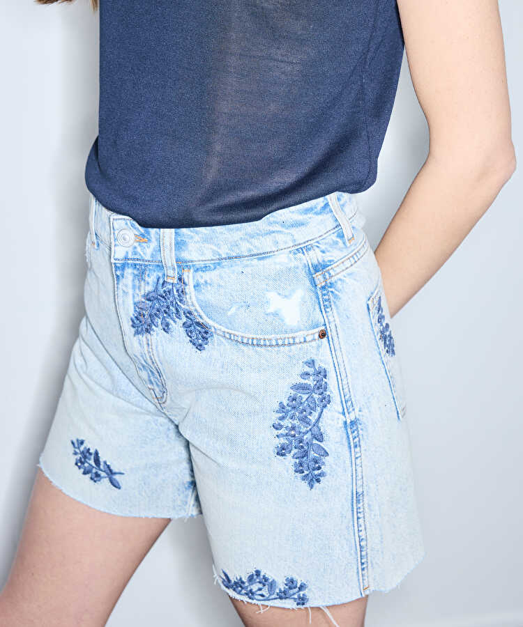 Çiçek nakışlı raw edge denim şort - IS1260013076CC2 - Açık İndigo Şort
