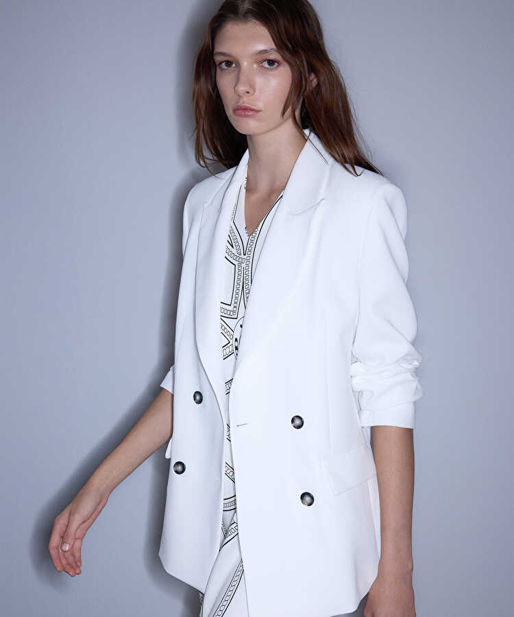 Kontrast düğmeli kruvaze blazer - IS1260106069096 - Kırık Beyaz Blazer