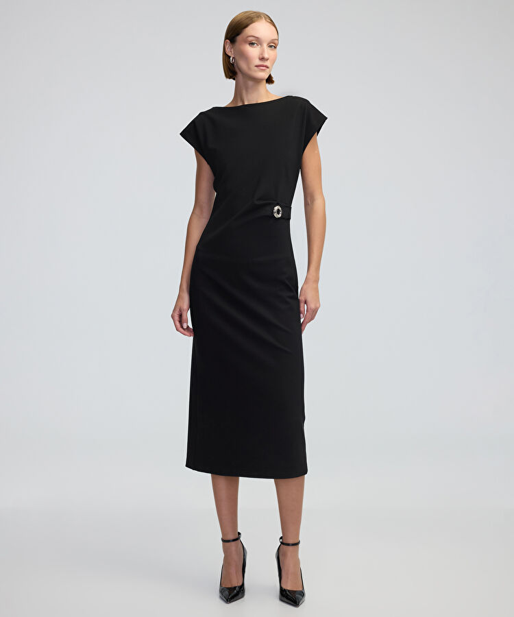 Metal aksesuarlı midi elbise