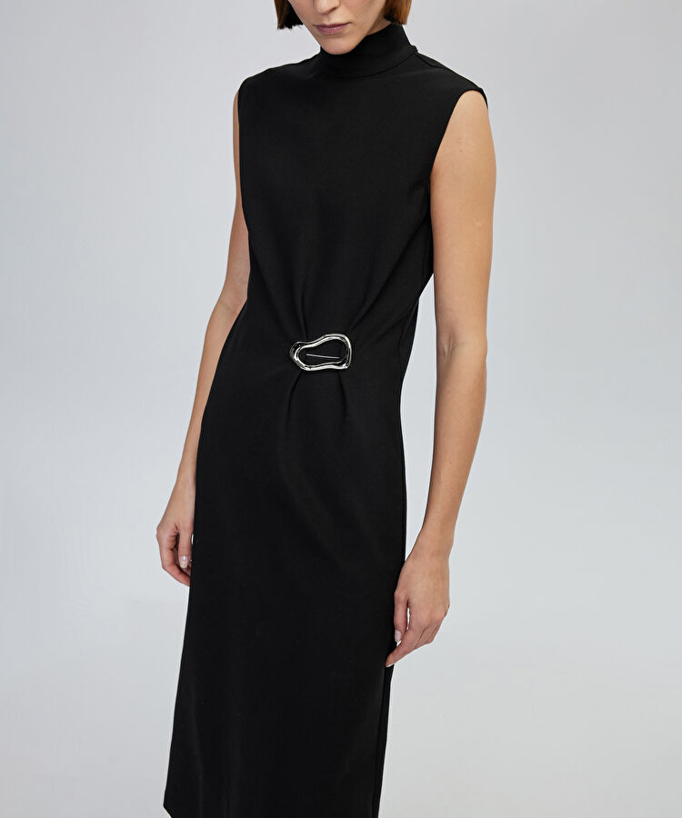 Amorf metal aksesuarlı elbise