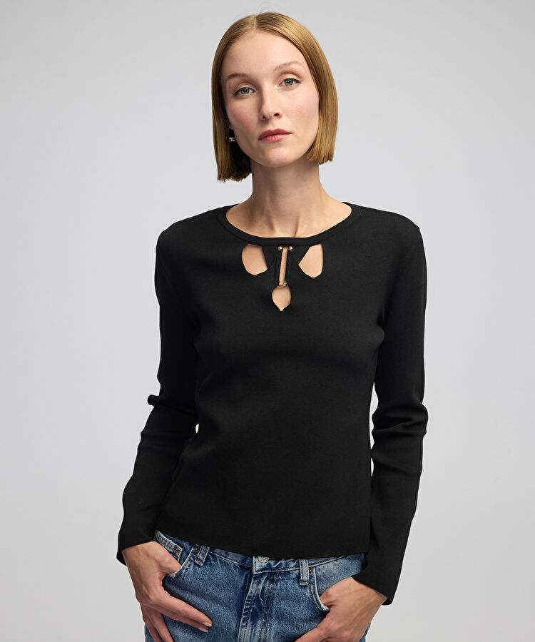 Metal aksesuarlı cutout triko