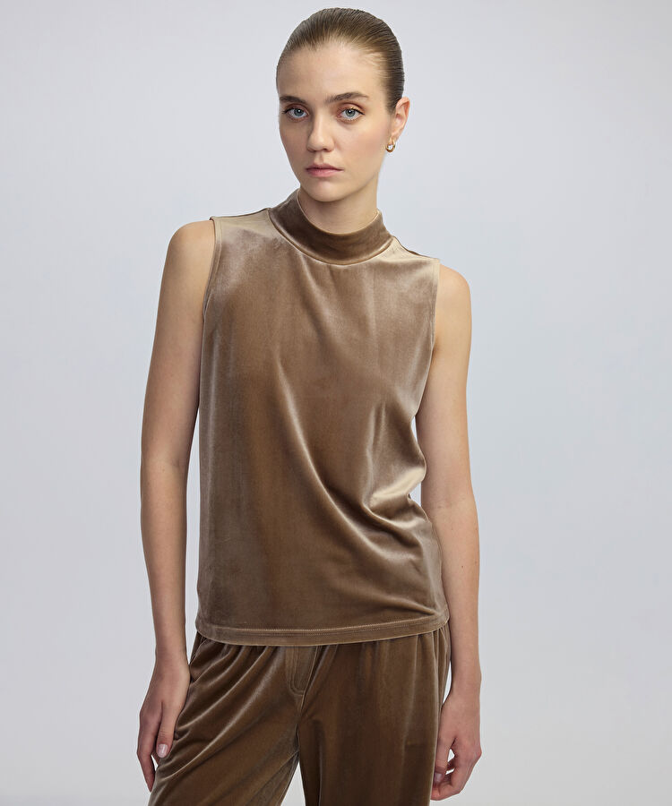 Yüksek yaka kadife bluz