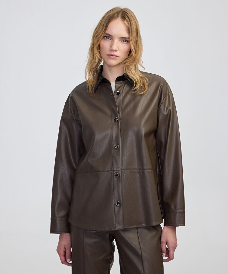 Kontrast yaka deri görünümlü gömlek