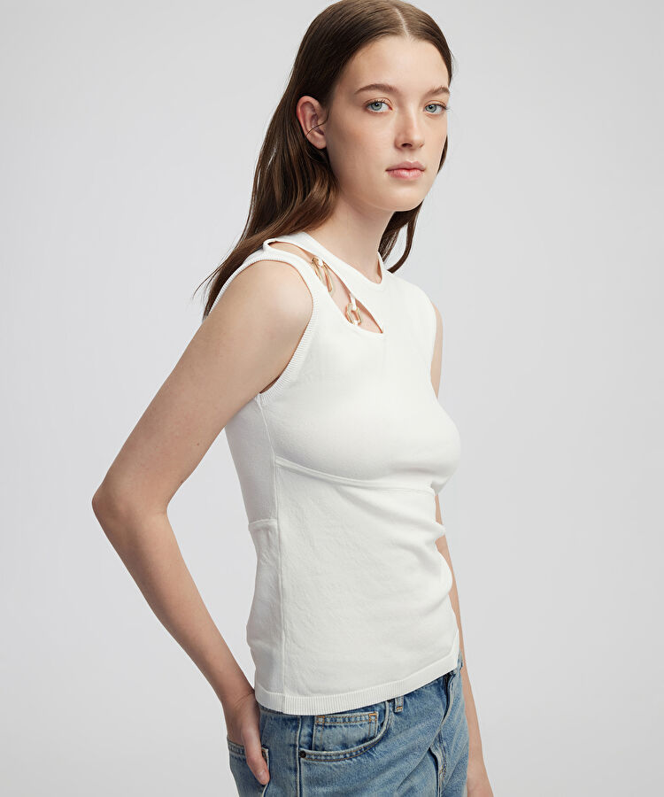 Cutout metal aksesuarlı triko