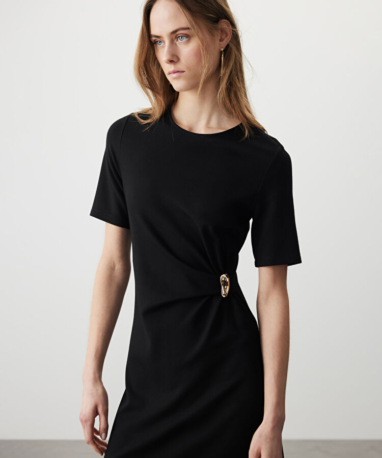 Metal tokalı penye elbise