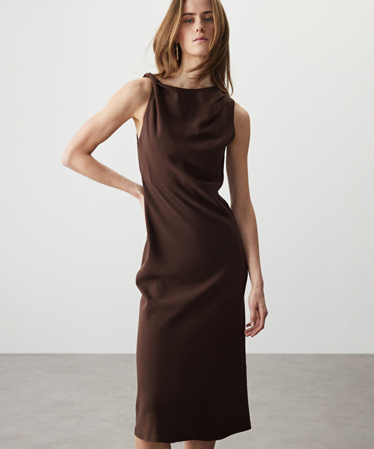 Asimetrik kol elbise