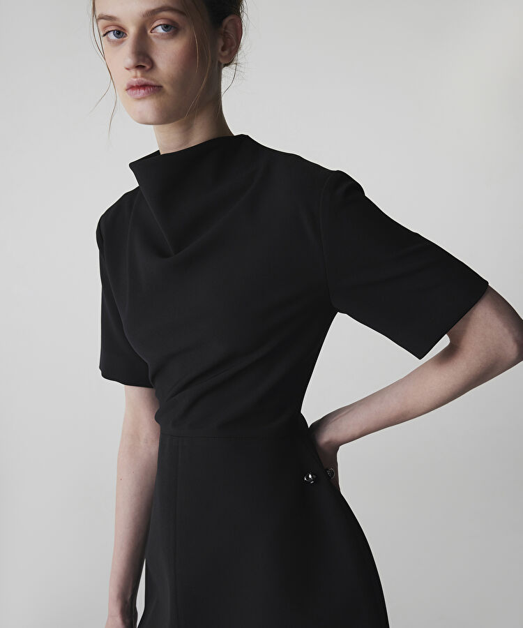 Dik degaje yakalı elbise