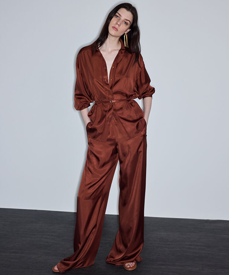 Parlak yüzeyli kuşaklı gömlek — photo 3