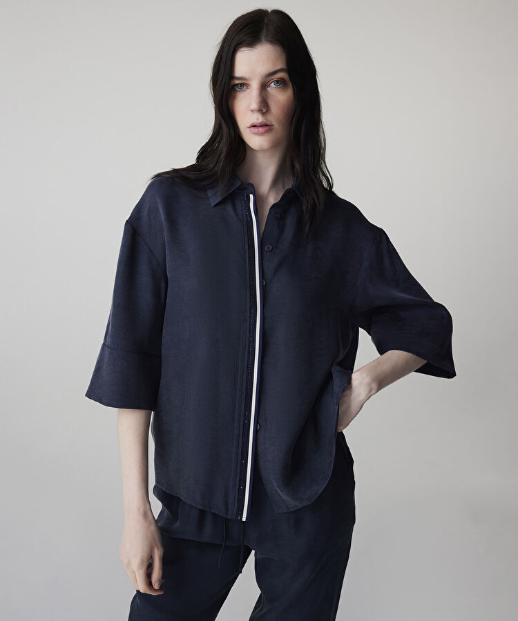 Kontrast biyeli hotfix baskılı gömlek