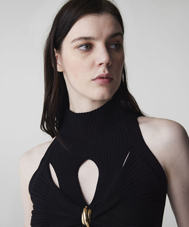 Metal aksesuarlı cutout triko