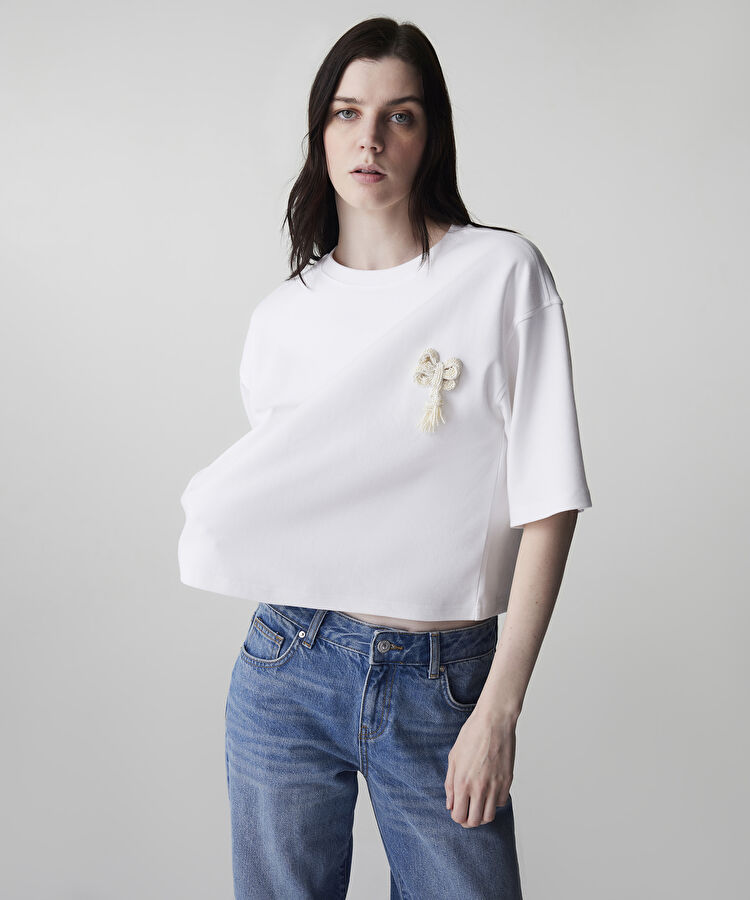 Suni inci aksesuarlı tişört