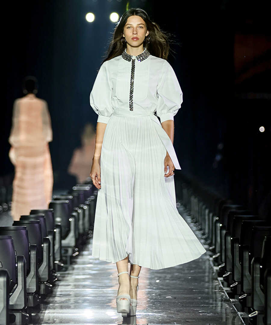 Look 16